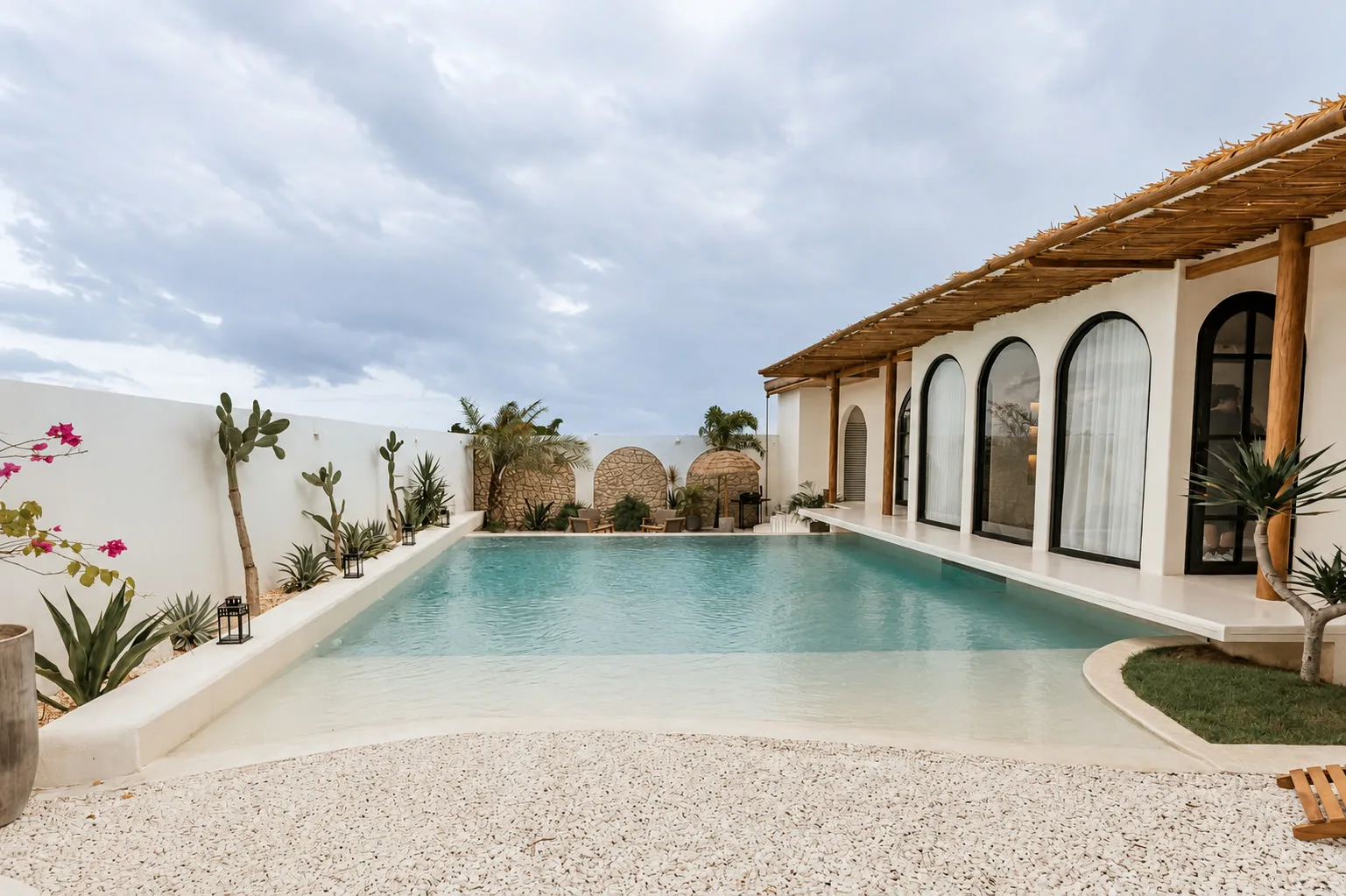Casa Tanaw pool courtyard